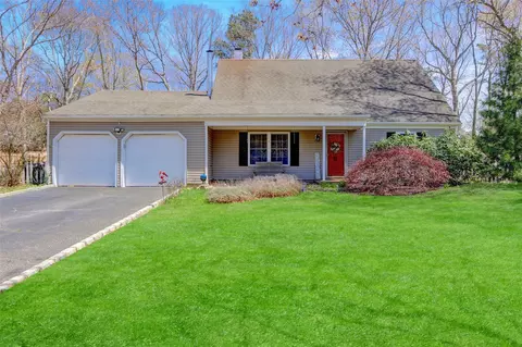 21 Guardian Dr, Mount Sinai, NY 11766