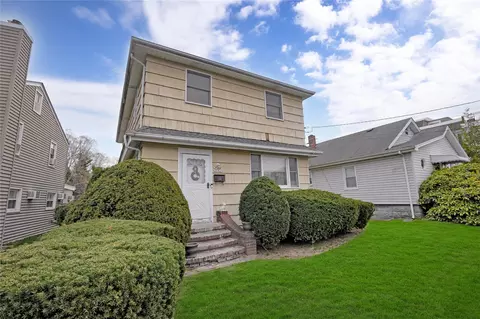 32 Elizabeth St, Farmingdale, NY 11735