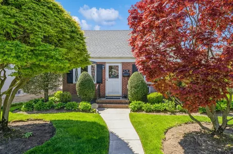266 Semton Blvd, Franklin Square, NY 11010