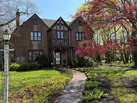 38 W Roe Blvd, Patchogue, NY 11772