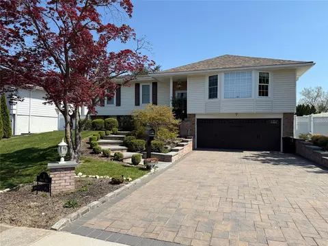 5 Bridle Path, North Hempstead, NY 11576