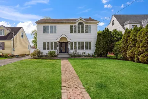 44 Netz Pl, North Hempstead, NY 11507