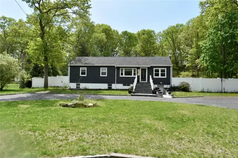 18 Clearview Ave, Selden, NY 11784
