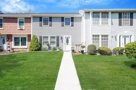 30 Federal Ln, Coram, NY 11727