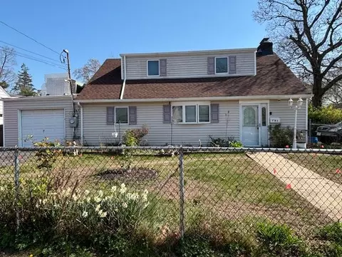 2 Copiague Pl, Copiague, NY 11726