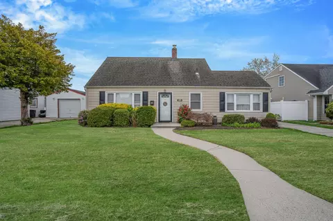 20 Harbor Ln, Levittown, NY 11756