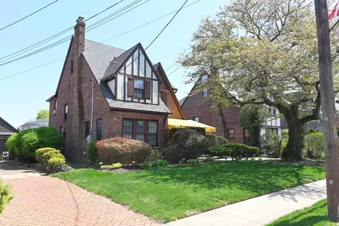 186 Brixton Rd S, Garden City, NY 11530