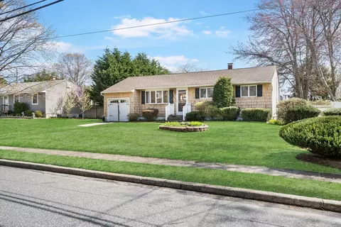 329 Raft Ave, Holbrook, NY 11741