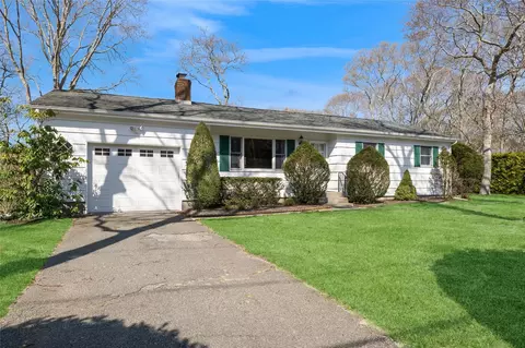 13 Head Of Cove Rd, Hampton Bays, NY 11946