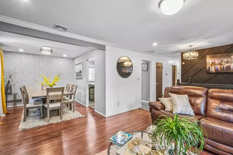 5 Lantern St, Huntington, NY 11743