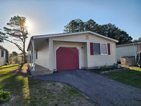 132 Village Cir W, Manorville, NY 11949