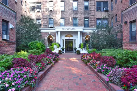 21 Barstow Rd #3B, North Hempstead, NY 11021