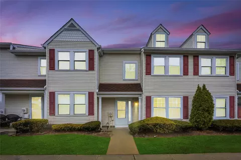 23 Stratford Grn #23, Farmingdale, NY 11735