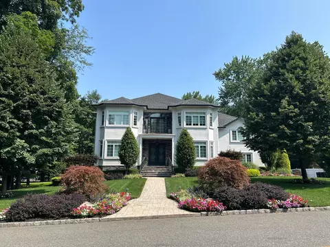 38 S Parker Dr, Ramapo, NY 10952