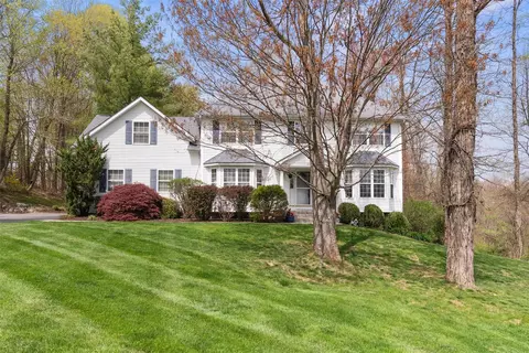 1 Meadow Ct, Cortlandt, NY 10567