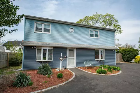 46 Stone Ln, Levittown, NY 11756