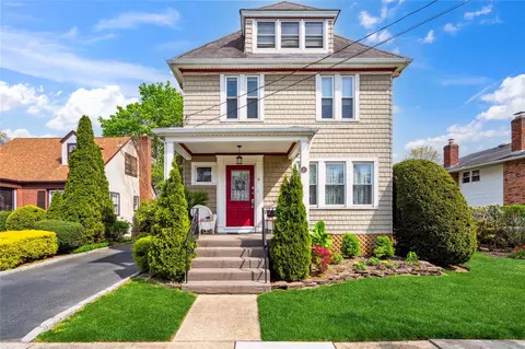 41 Gates Ave, Malverne, NY 11565