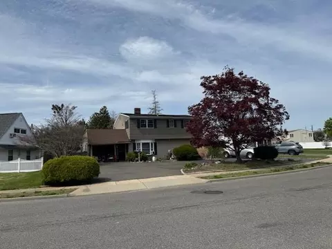 82 Scooter Ln, Hicksville, NY 11801