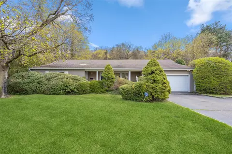 60 Spruce Dr, North Hempstead, NY 11576