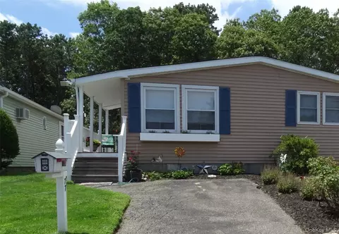 77 Village Cir W, Manorville, NY 11949