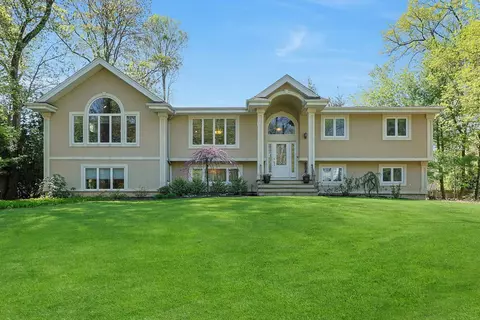 16 Old Brick Rd, Clarkstown, NY 10956