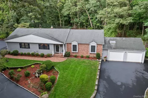 79 Brookhill Ln, Huntington, NY 11743