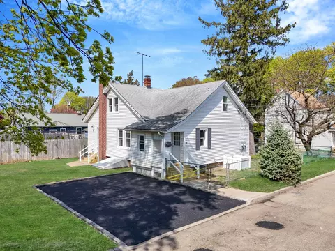 22 Patiky St, Kings Park, NY 11754
