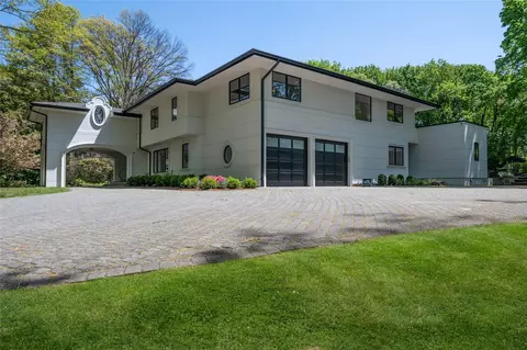 19 Forest Dr, North Hempstead, NY 11050