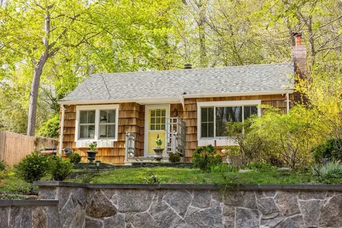 65 Hollow Rd, Stony Brook, NY 11790