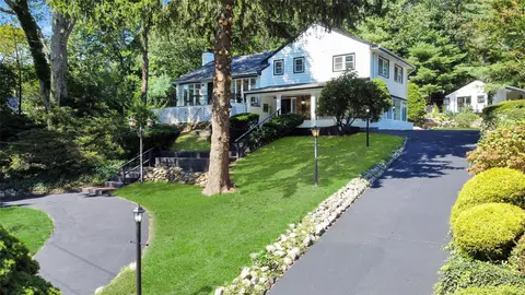 45 Woodedge Dr, Dix Hills, NY 11746