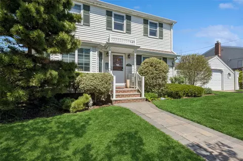 524 Terrace Ave, Garden City, NY 11530