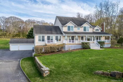 250 Naugles Dr, Mattituck, NY 11952