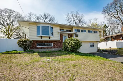125 Lenore Ln, Centereach, NY 11720