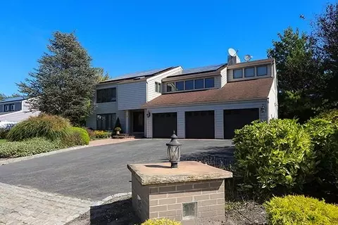 9 Jesse Way, Mount Sinai, NY 11766