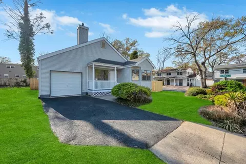 1 Sutton Pl, Huntington, NY 11743