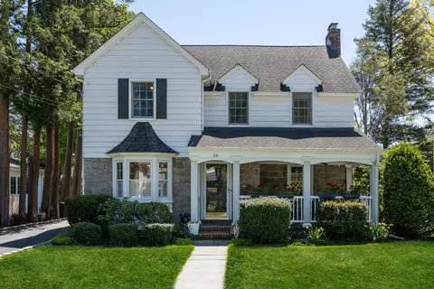 16 Downing St, North Hempstead, NY 11596