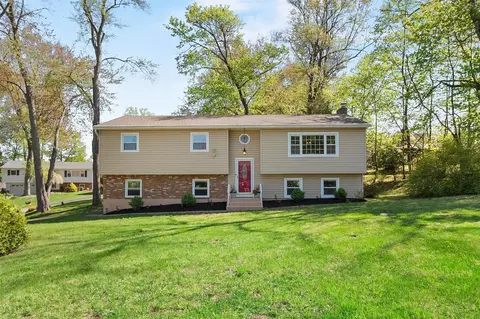2 Candlewood Ct, Clarkstown, NY 10956