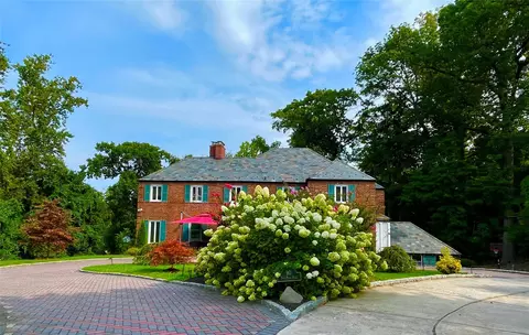 90 Old Pond Rd, North Hempstead, NY 11023