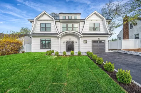 2767 Essex Ct, Oceanside, NY 11572