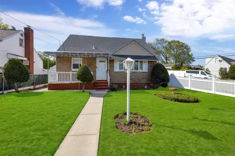 21 Kingston Ave, Hicksville, NY 11801