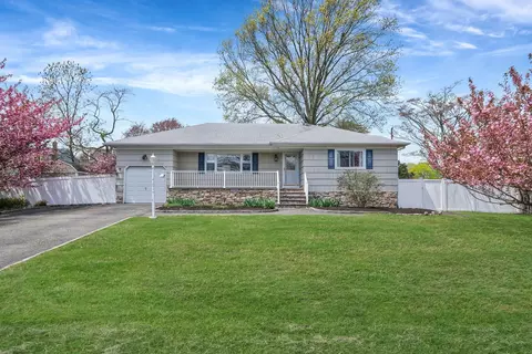 22 Hollis Dr, Sound Beach, NY 11789