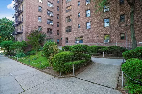 52-15 65 Pl #2A, Maspeth, NY 11378