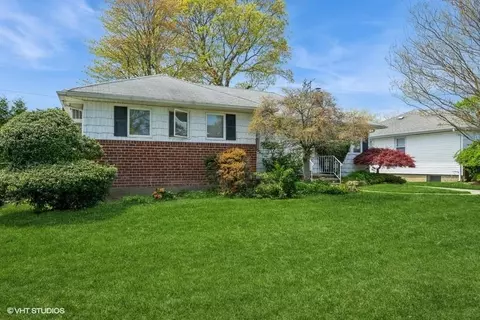 1024 Johnston Ave, Wantagh, NY 11793
