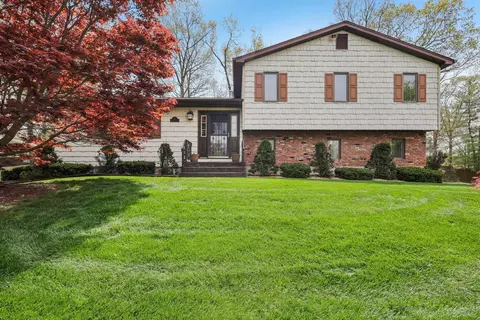 25 Sasson Ter, Clarkstown, NY 10989