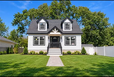 305 Commack Rd, Shirley, NY 11967