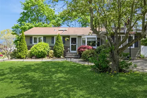 36 Mulberry Dr, Smithtown, NY 11787