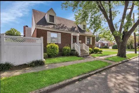 556 N 12 St, New Hyde Park, NY 11040