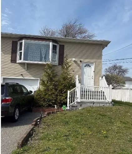 24 Beach St, Massapequa, NY 11758