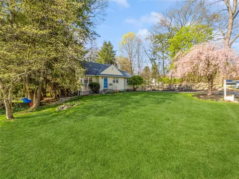 8 Saint Michaels Ter, Carmel, NY 10512
