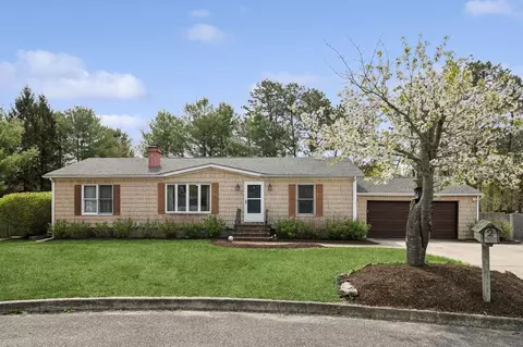 2 Mews Ct, Holtsville, NY 11742